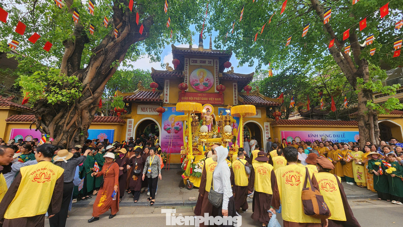 Xá lợi được rước từ sân bay Nội Bài, đi qua các tuyến phố trung tâm quanh hồ Hoàn Kiếm và trở về chùa Quán Sứ.