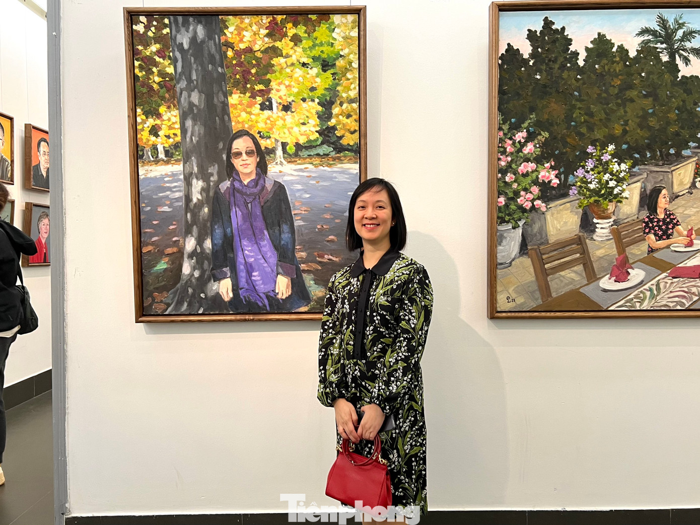 Con gái họa sĩ Phạm Luân - nguyên mẫu của bức tranh phía sau. Chị cho biết tác phẩm được họa sĩ lấy cảm hứng từ chuyến du lịch Nhật Bản của cả gia đình.