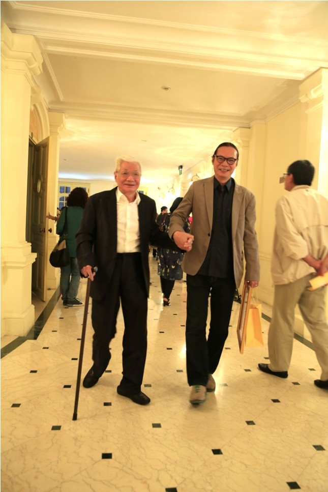 NSƯT Trần Lực hộ tống cha nhận Giải thưởng Hồ Chí Minh. Ảnh: Hồng Vĩnh. NSƯT Trần Lực hộ tống cha nhận Giải thưởng Hồ Chí Minh. Ảnh: Hồng Vĩnh.