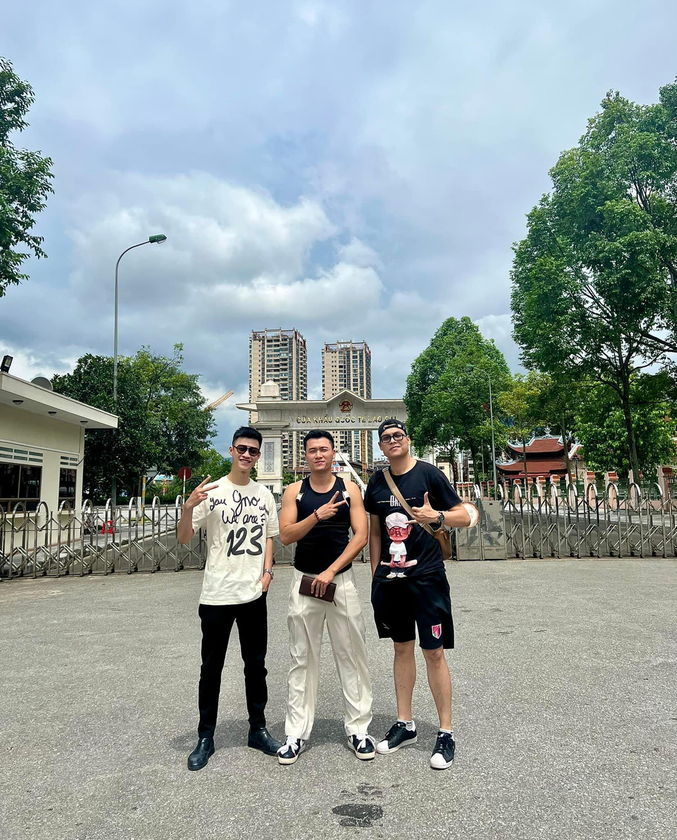 Diễn viên Xuân Phúc (giữa) và cùng hai bạn diễn trong Đấu trí. Diễn viên Xuân Phúc (giữa) và cùng hai bạn diễn trong Đấu trí.