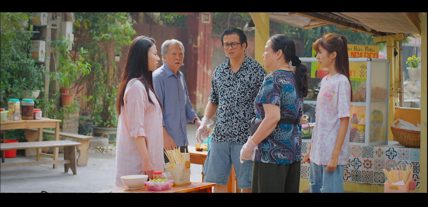 Thảo tìm đến hàng bún nhà Vân Vân để "cảnh cáo". Thảo tìm đến hàng bún nhà Vân Vân để "cảnh cáo".