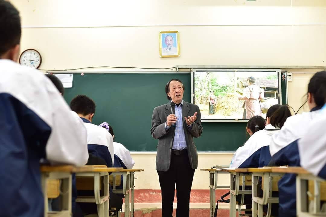 NSND Nguyễn Hữu Phần tham gia giảng dạy về điện ảnh. NSND Nguyễn Hữu Phần tham gia giảng dạy về điện ảnh.