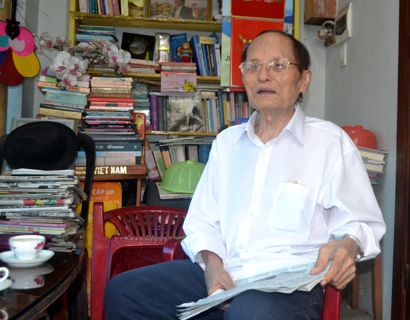 Những năm cuối đời, dù sức khỏe giảm sút, ông vẫn giữ thói quen đọc sách, báo mỗi ngày. Ảnh: PNO.