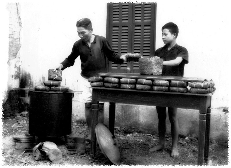 Tư liệu hình ảnh người Hà Nội xưa gói, luộc bánh chưng.