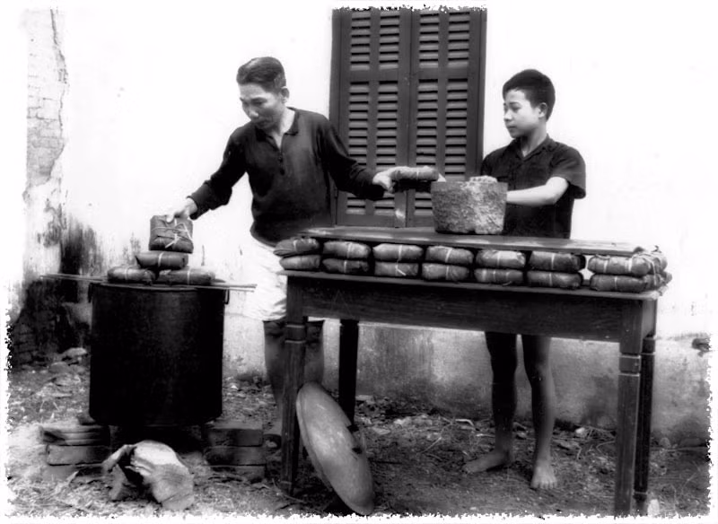 Tư liệu hình ảnh người Hà Nội xưa gói, luộc bánh chưng. Tư liệu hình ảnh người Hà Nội xưa gói, luộc bánh chưng.