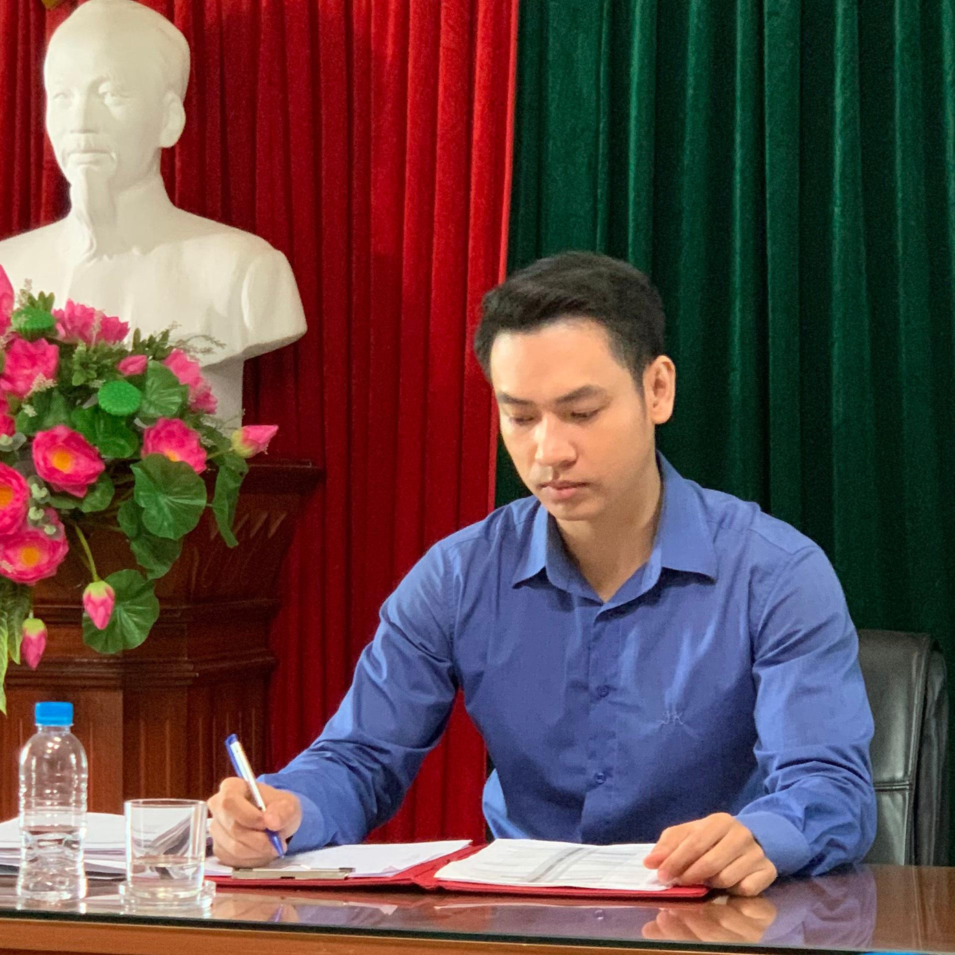 Đó cũng là hình tượng nhân vật mà anh đảm nhận trong "Mùa hoa tìm lại" Đó cũng là hình tượng nhân vật mà anh đảm nhận trong "Mùa hoa tìm lại"