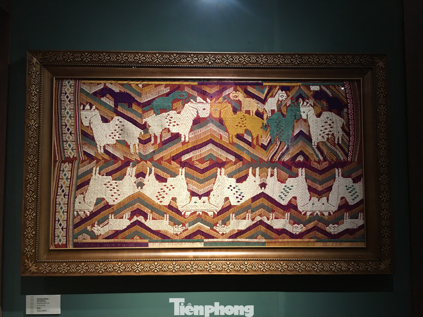 Mỗi hoa văn đều mang một ý nghĩa biểu tượng riêng. Trong văn hóa người Thái, rồng là thực thể siêu nhiên mạnh mẽ, linh thiêng. Có hai dạng hoa văn rồng chính gồm rồng cách điệu ở nhóm Tày Thanh, Tày Khăng và rồng tả thực ở nhóm Tày Mường.