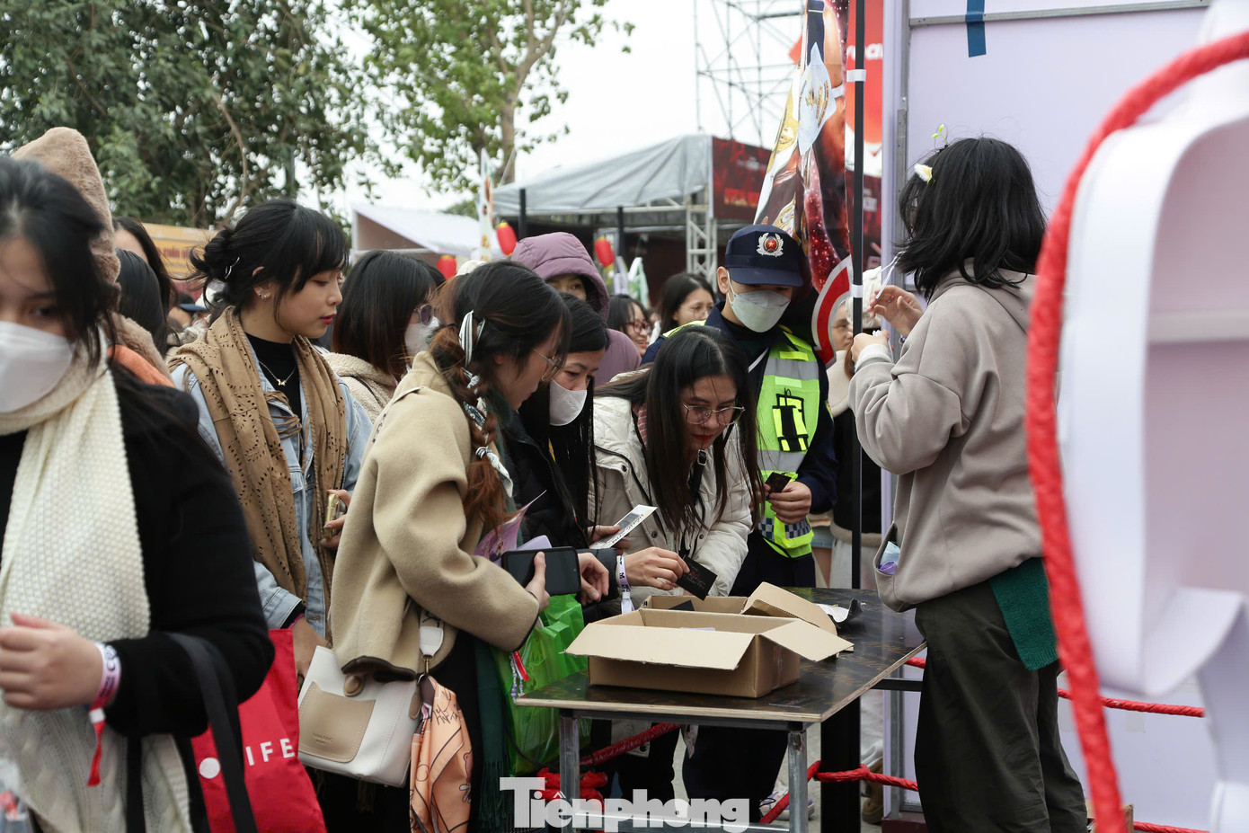 Concert Anh trai vượt ngàn chông gai diễn ra tối 14/12 tại Vinhomes Ocean Park 3 (Hưng Yên). Ban tổ chức thông báo giờ đổi vòng tay check-in, nhận quà tặng tương ứng với hạng vé là 8h sáng.