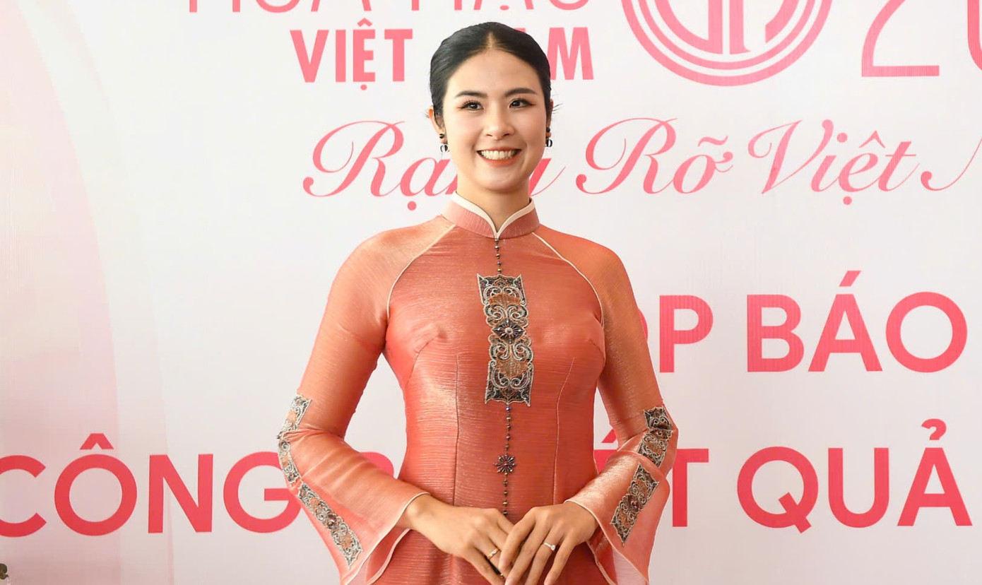 Hoa hậu Việt Nam 2010 Đặng Thị Ngọc Hân diện áo dài tại thảm đỏ sự kiện.