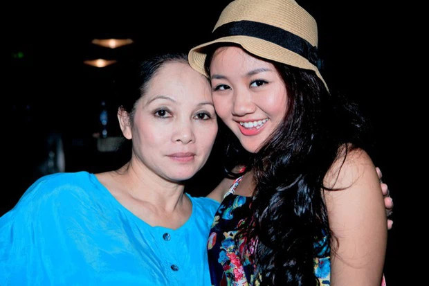 NSƯT Hà Thủy và trò cưng Văn Mai Hương. NSƯT Hà Thủy và trò cưng Văn Mai Hương.