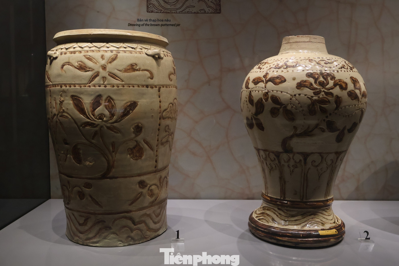 Thạp hoa nâu và phần dưới chân đèn hoa nâu thế kỷ 14.