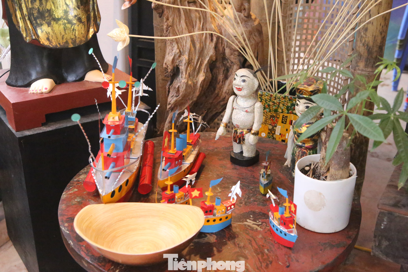 Đau đáu khôi phục, bảo tồn và phát huy giá trị của các sản phẩm thủ công truyền thống, anh Ngô Quý Đức sáng lập Phường Bách Nghệ - Trung tâm Nghiên cứu, Phát triển và Ứng dụng sản phẩm làng nghề Việt. Tại đây, anh Ngô Quý Đức cùng với một nhóm bạn trẻ theo học về mỹ thuật chuẩn bị nhiều chương trình, dự án nghiên cứu và phát triển sản phẩm thủ công của Việt Nam. Những ngày này, Phường Bách Nghệ trưng bày nhiều món đồ chơi Trung thu truyền thống như đèn ông sao, mặt nạ giấy bồi, tò he, đèn kéo quân,...