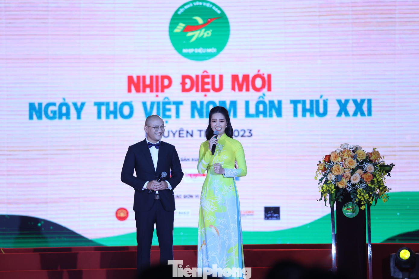 Nhà báo Phan Đăng và MC, Á hậu Thụy Vân dẫn dắt sự kiện. Ban tổ chức chuẩn bị hai cây thơ, bố trí từ trên cành cao thả xuống những phong thơ, bên trong có những câu hỏi thú vị, đố vui kiến thức thơ dành cho bạn yêu thơ. Ảnh: NHƯ Ý. Nhà báo Phan Đăng và MC, Á hậu Thụy Vân dẫn dắt sự kiện. Ban tổ chức chuẩn bị hai cây thơ, bố trí từ trên cành cao thả xuống những phong thơ, bên trong có những câu hỏi thú vị, đố vui kiến thức thơ dành cho bạn yêu thơ. Ảnh: NHƯ Ý.