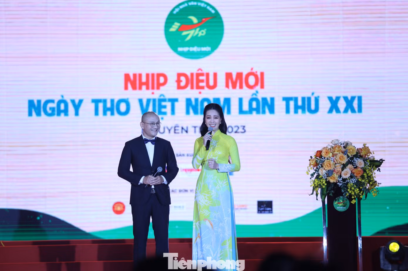 Nhà báo Phan Đăng và MC, Á hậu Thụy Vân dẫn dắt sự kiện. Ban tổ chức chuẩn bị hai cây thơ, bố trí từ trên cành cao thả xuống những phong thơ, bên trong có những câu hỏi thú vị, đố vui kiến thức thơ dành cho bạn yêu thơ. Ảnh: NHƯ Ý.