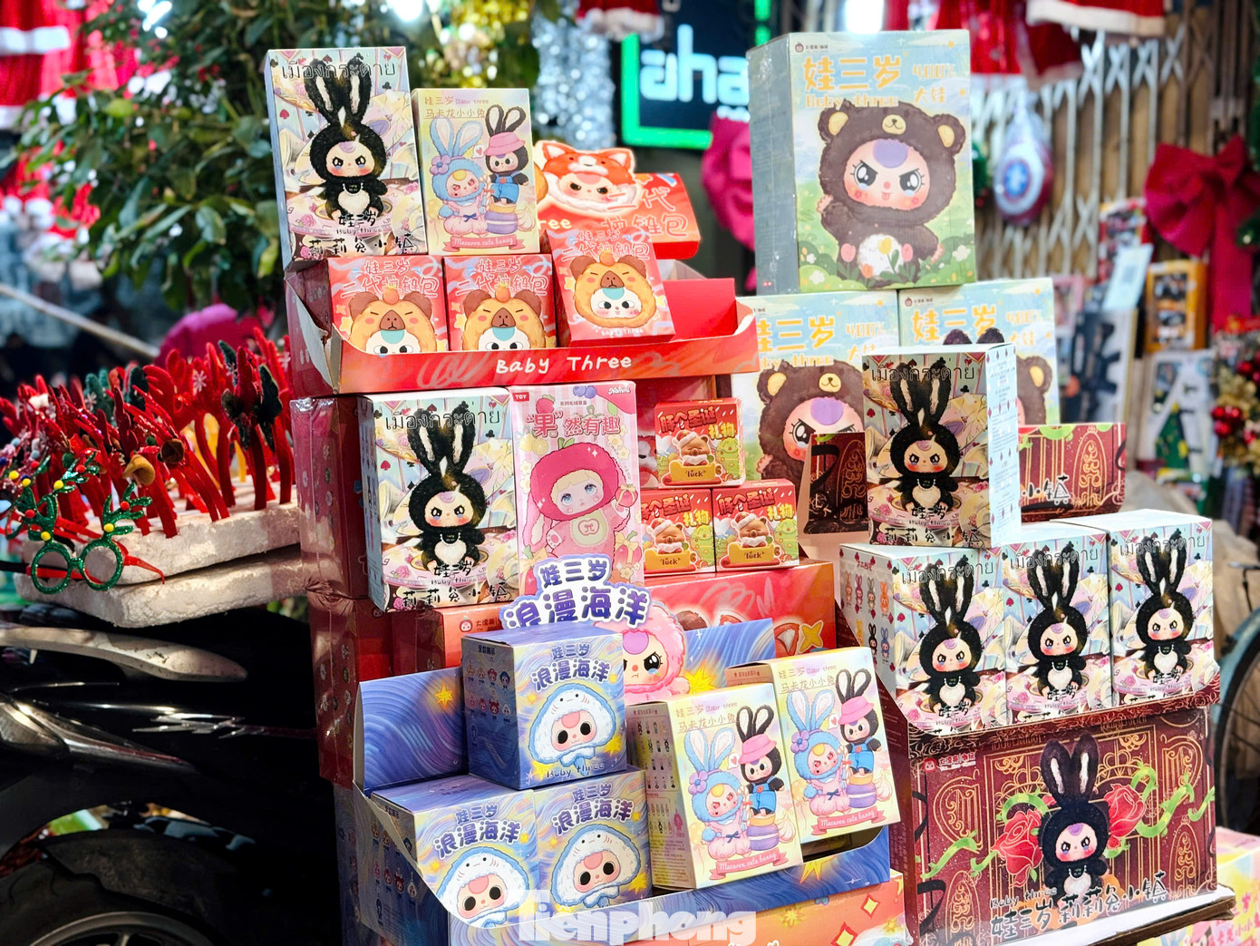 Mỗi món đồ trong hộp được bán với giá khoảng vài trăm nghìn đồng. Một số phiên bản kích thước lớn có giá lên tới vài triệu đồng. "Cây thông túi mù được nhiều bạn trẻ yêu thích vì sành điệu, đồ trang trí có thể tái sử dụng, tách riêng để làm quà tặng", chị Lan nói.