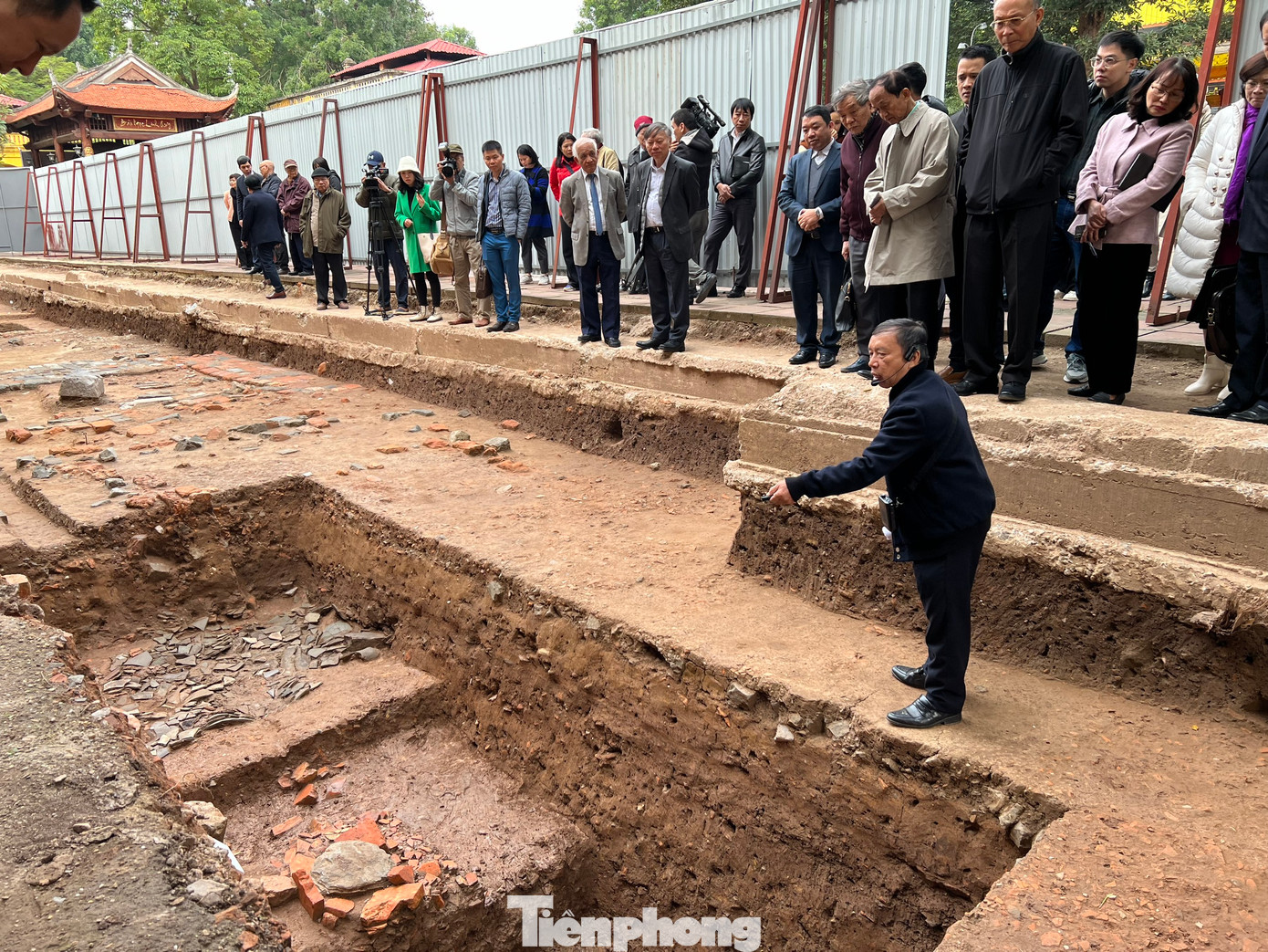 Khảo cổ học tại khu vực nền điện Kính Thiên năm 2023 đã thu được những kết quả vô cùng quan trọng; đó là địa tầng nền điện dày trên 3m với các lớp văn hóa liên tục từ thời Nguyễn đến thời Lê sơ. Khảo cổ học tại khu vực nền điện Kính Thiên năm 2023 đã thu được những kết quả vô cùng quan trọng; đó là địa tầng nền điện dày trên 3m với các lớp văn hóa liên tục từ thời Nguyễn đến thời Lê sơ.