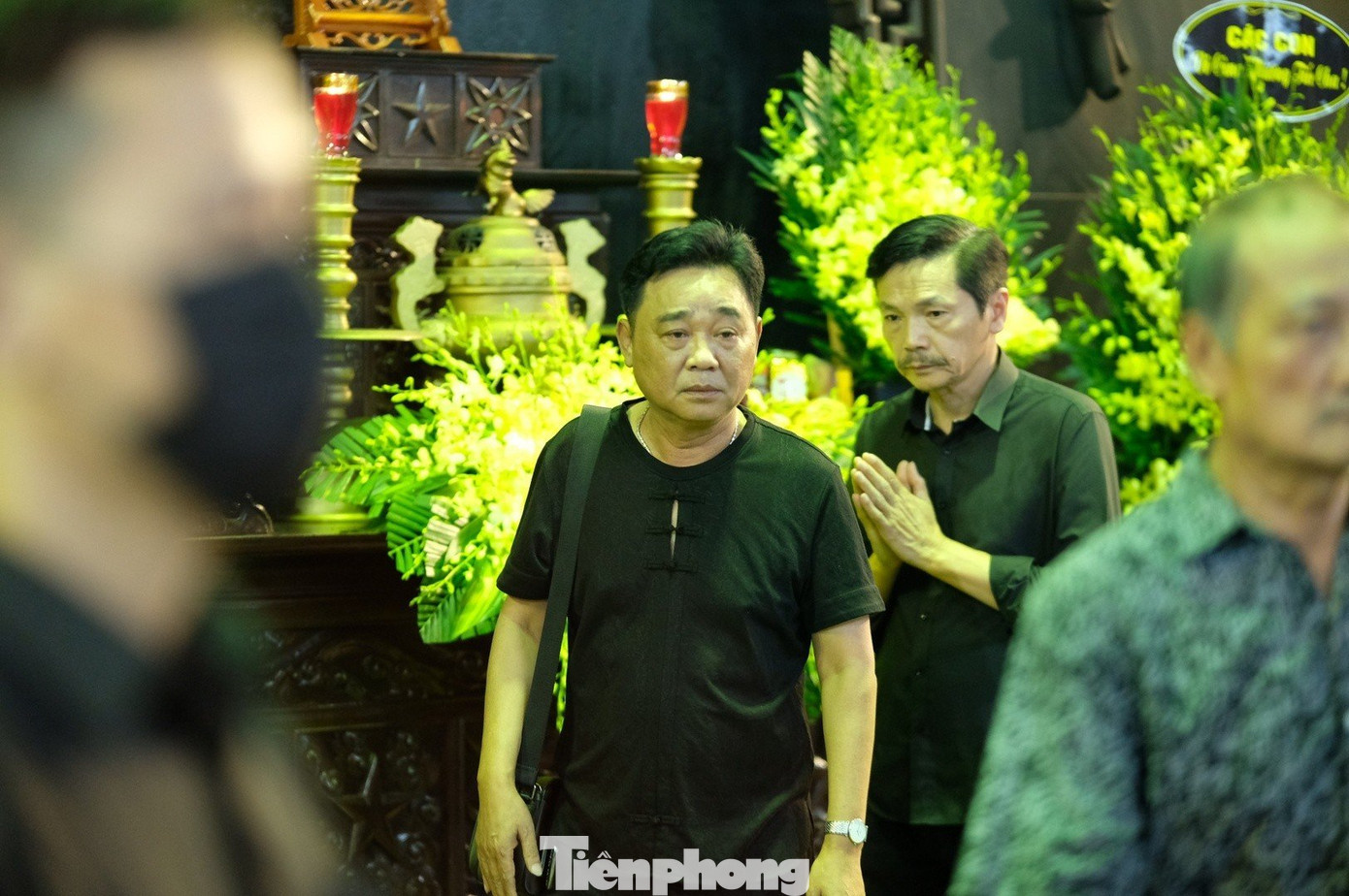 NSƯT Quốc Khánh, NSND Trung Anh xúc động tiễn biệt bậc thầy NSND Trần Bảng. NSƯT Quốc Khánh, NSND Trung Anh xúc động tiễn biệt bậc thầy NSND Trần Bảng.