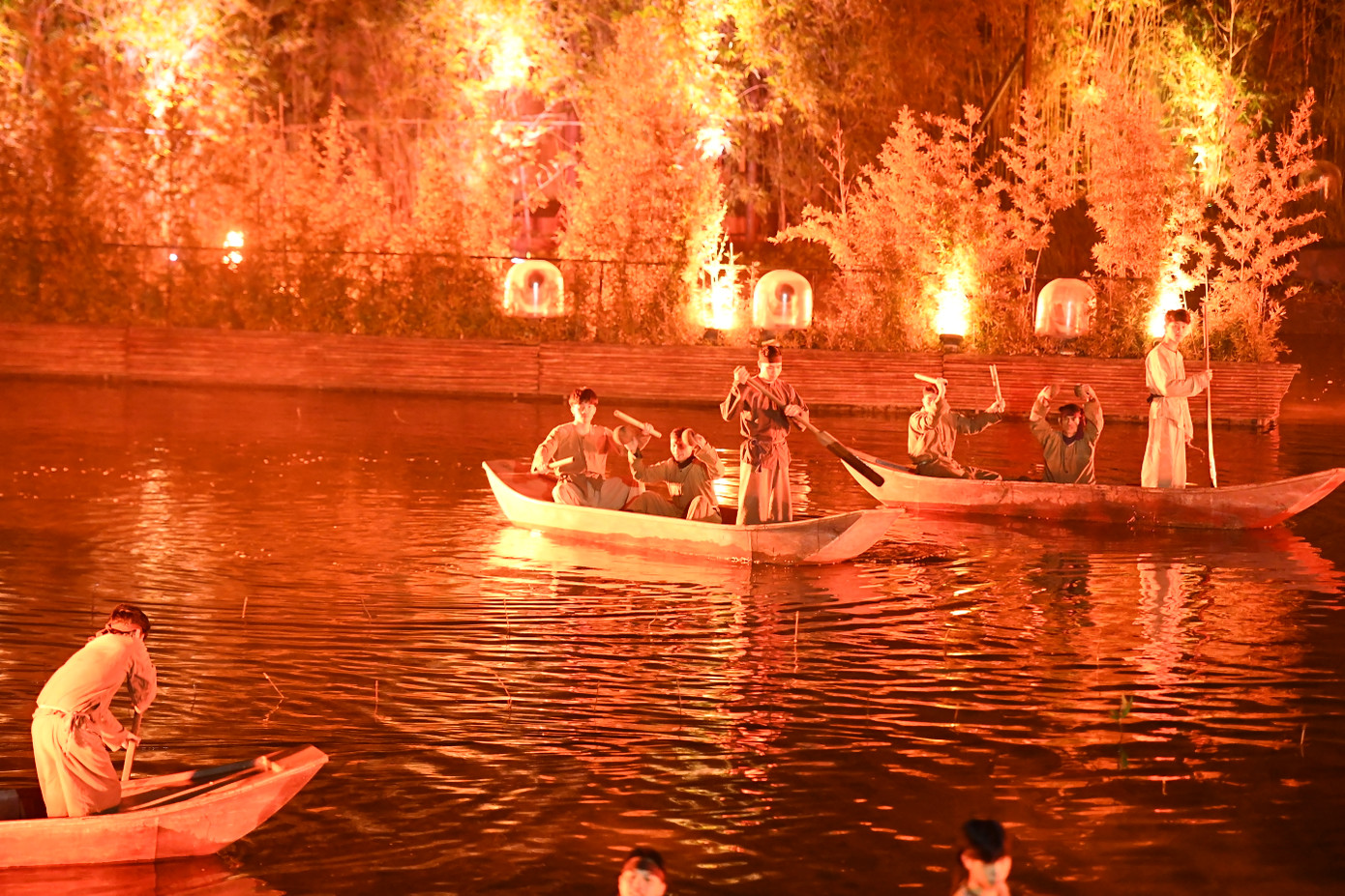 Sân khấu trên mặt nước lung linh, huyền ảo.