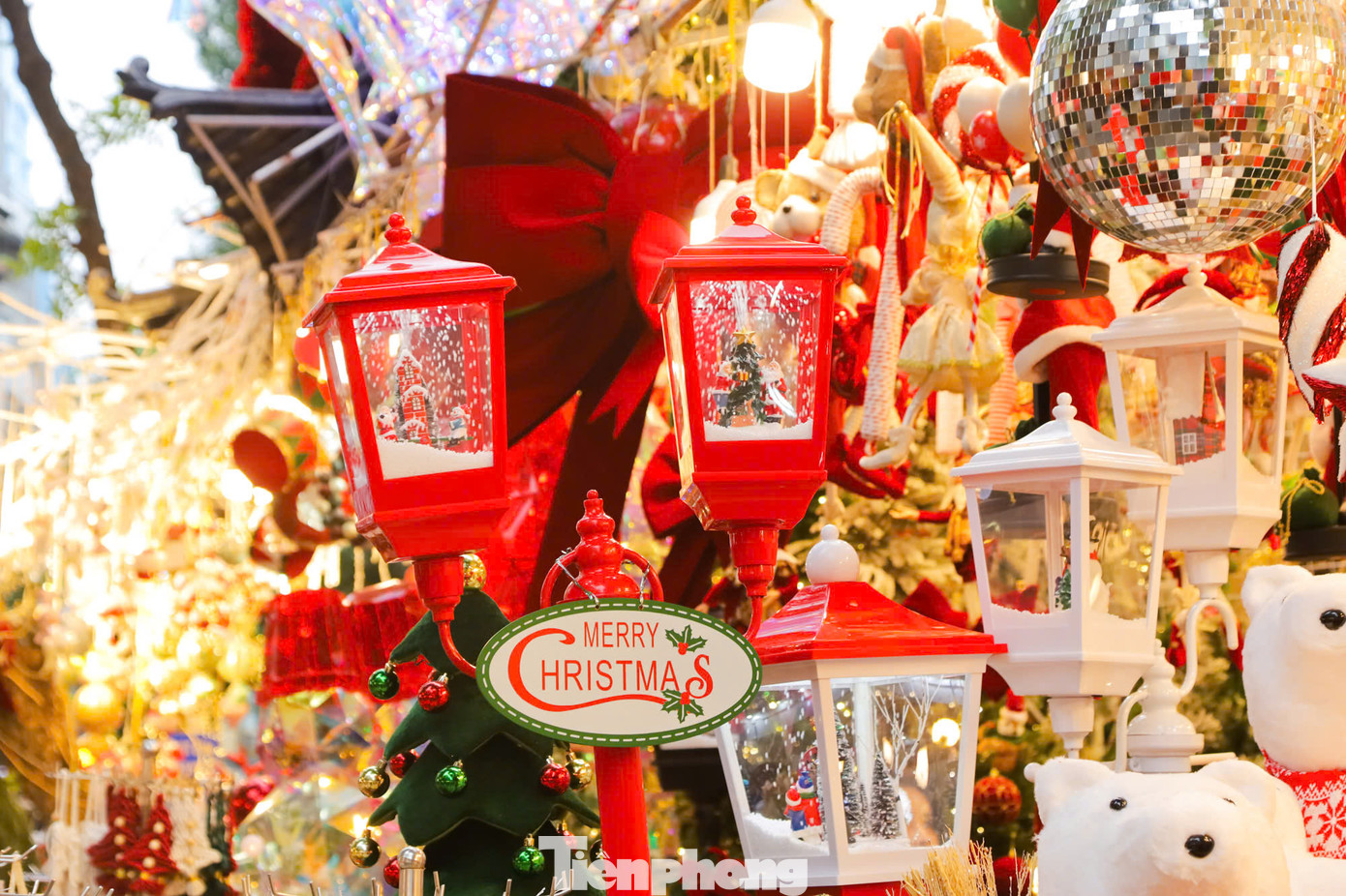 Đồ trang trí đủ kiểu dáng, chủng loại.