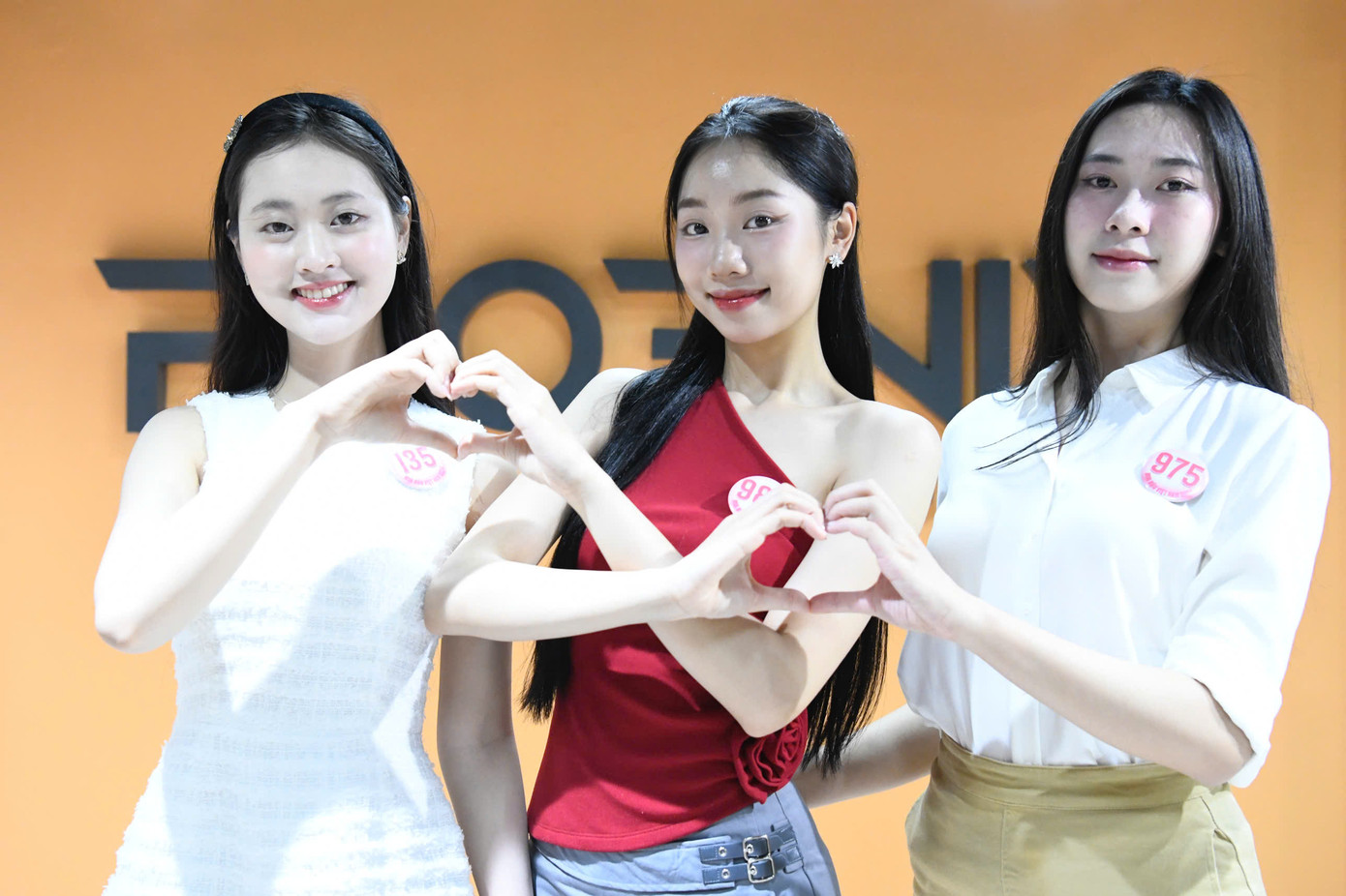 Nhóm thí sinh đến từ Đại học Ngoại thương, gồm Hoàng Thị Tú Anh, Phạm Thùy Dương, Hoàng Quý Lan (từ trái qua).