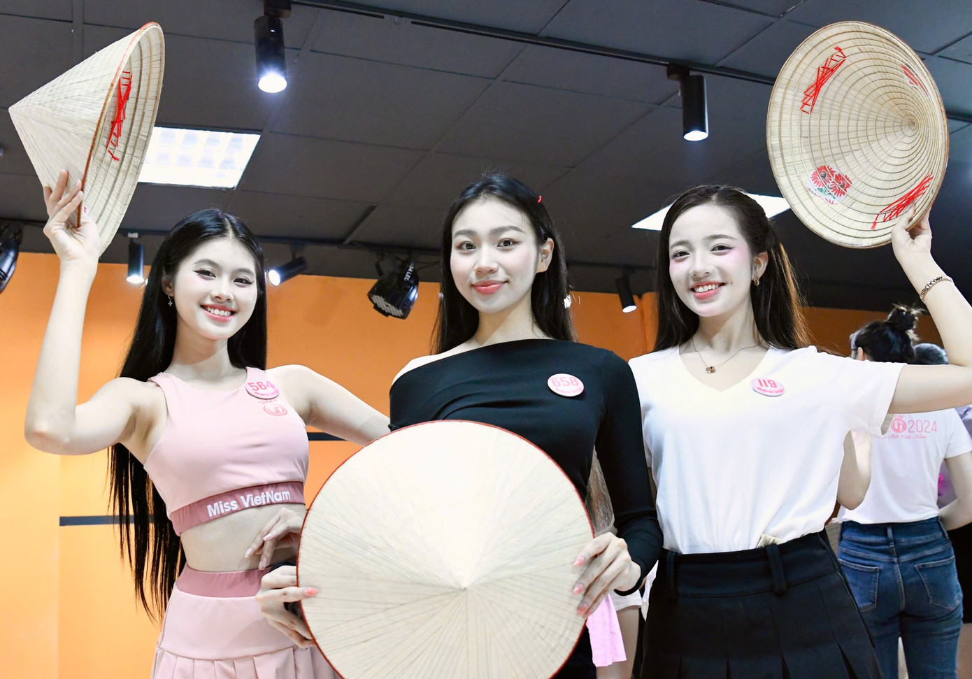 Nhóm thí sinh Võ Đoàn Bảo Hà, Trần Thị Huyền Cơ, Võ Thị Thanh Bình (từ trái sang) khoe eo thon trên sàn tập.