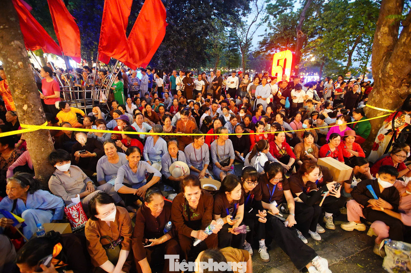 Một số người dân cho biết mất khoảng gần một giờ đồng hồ mới di chuyển được từ chùa Quán Sứ tới phố đi bộ Hồ Gươm