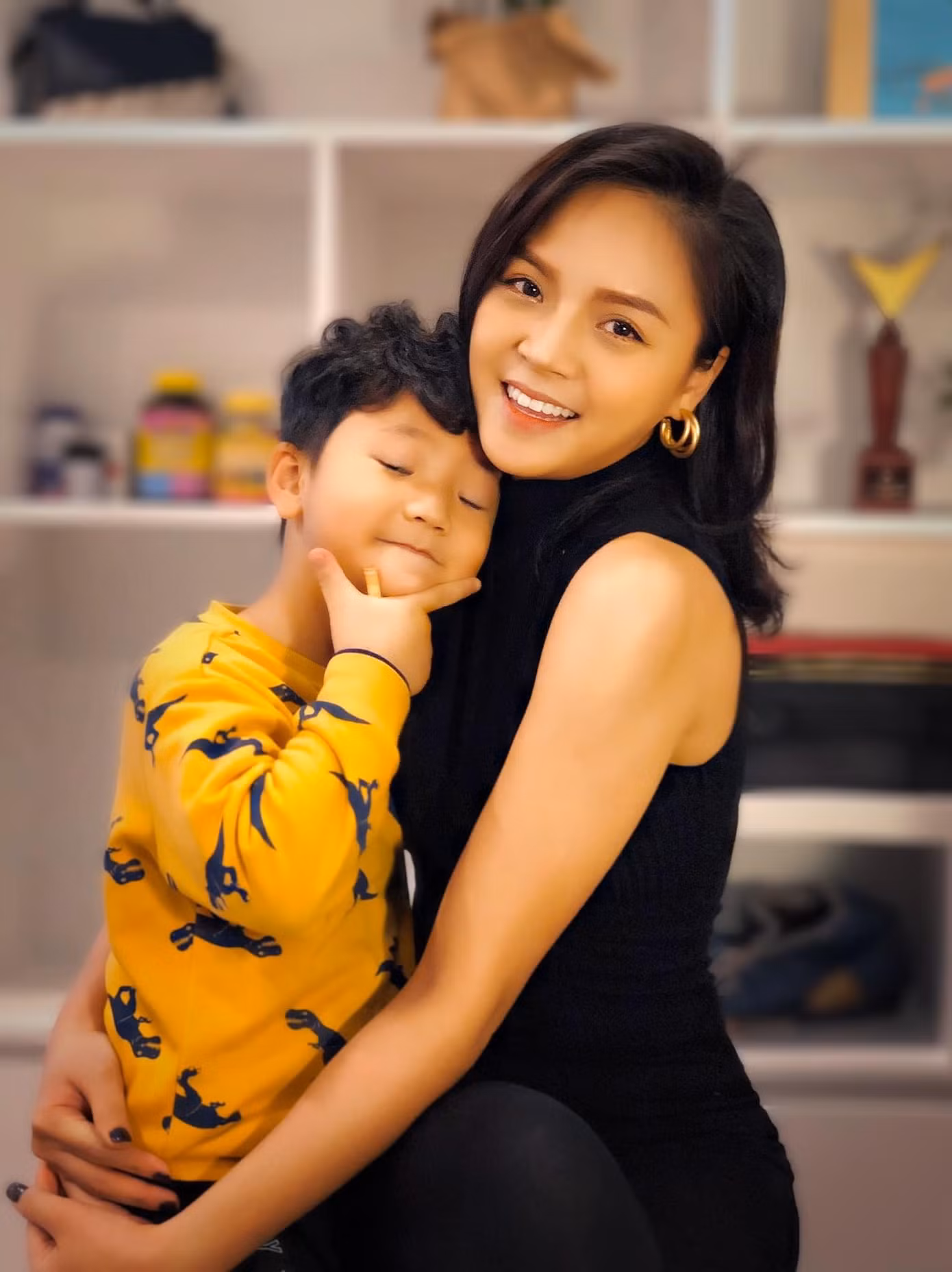 Cô chia sẻ nhiều hình ảnh về con trai, các thành viên trong gia đình nhưng hiếm khi tiết lộ chuyện tình cảm riêng. Cô chia sẻ nhiều hình ảnh về con trai, các thành viên trong gia đình nhưng hiếm khi tiết lộ chuyện tình cảm riêng.