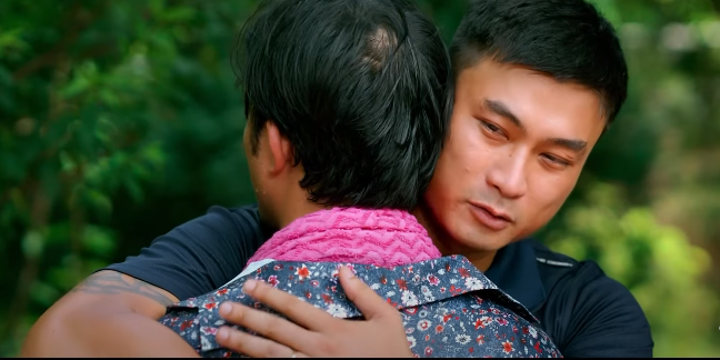 Mến, Hiếu xúc động chia tay nhau. Ảnh: CMH.