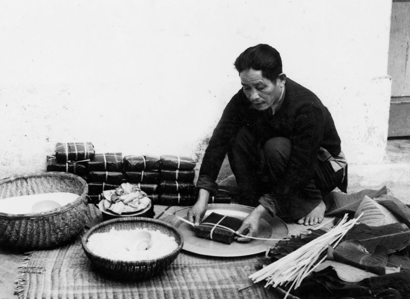 Tư liệu hình ảnh người Hà Nội xưa gói, luộc bánh chưng.