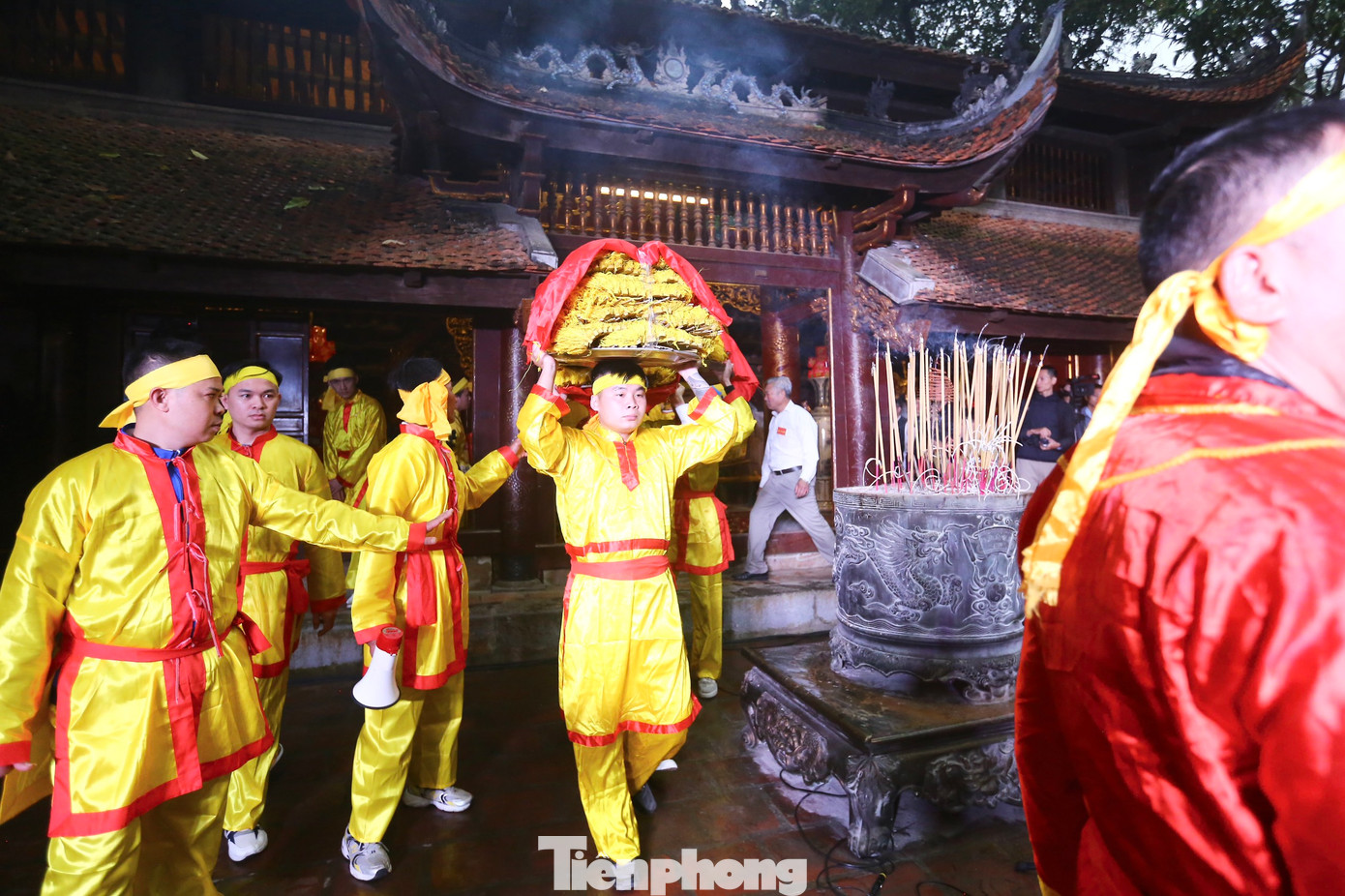 Dân làng Vệ Linh (xã Phù Linh) lại làm những bông hoa bằng tre để dâng lên đức Thánh Gióng, cầu mong ngài phù hộ, độ trì.