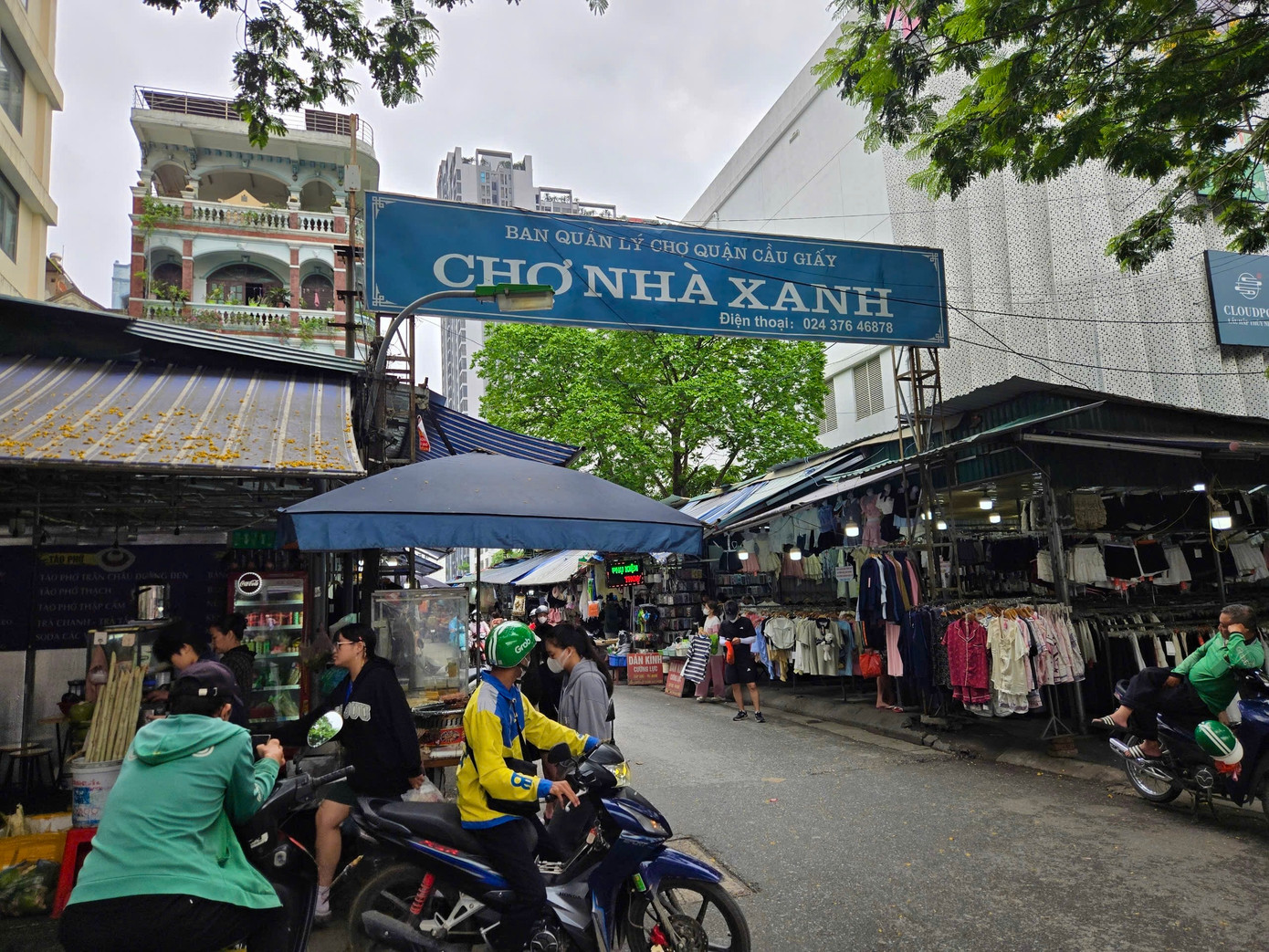 Chợ Nhà Xanh (Cầu Giấy, Hà Nội) là địa điểm mua sắm quen thuộc của nhiều học sinh, sinh viên khu vực quận Cầu Giấy. Mặt hàng chủ yếu ở chợ là sản phẩm thời trang như quần áo, giày dép, túi xách.