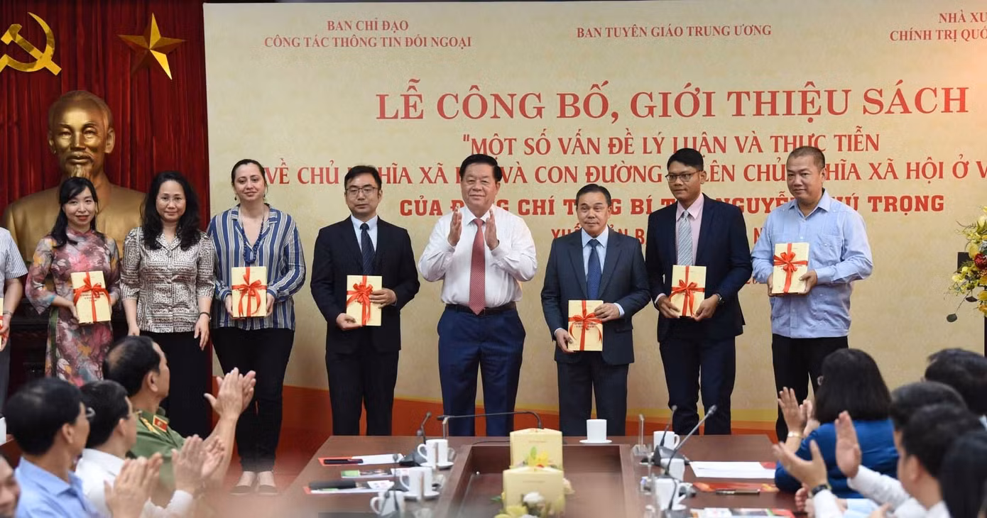 Trưởng Ban Tuyên giáo T.Ư và các khách mời tại lễ ra mắt sách. Trưởng Ban Tuyên giáo T.Ư và các khách mời tại lễ ra mắt sách.