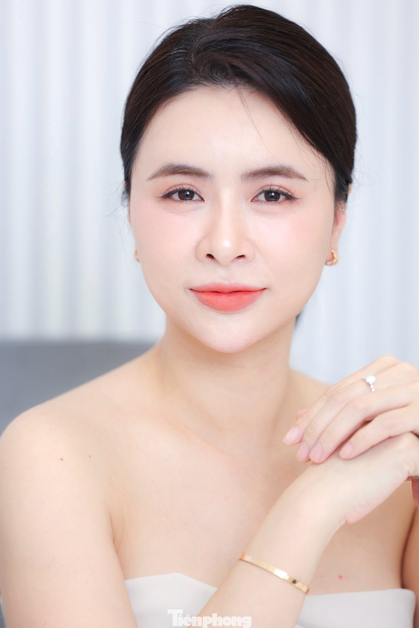 Diễn viên Hằng Nga sinh ra và lớn lên tại TP.HCM, sau đó lập gia đình ở Hà Nội. Trong phim Mình yêu nhau bình yên thôi, nữ diễn viên phải tập luyện khá nhiều để thoại giọng Bắc trơn tru. "Bộ răng giả làm tôi đôi lúc khó phát âm, lưỡi bị rộp. Có lúc đang quay tôi lại quên mang răng giả, phải làm lại từ đầu. Ở nhà, tôi cố học lời thoại cho thuộc nhưng ra trường quay đạo diễn Lê Đỗ Ngọc Linh bổ sung rất nhiều câu thoại mới", nữ diễn viên nói. Diễn viên Hằng Nga sinh ra và lớn lên tại TP.HCM, sau đó lập gia đình ở Hà Nội. Trong phim Mình yêu nhau bình yên thôi, nữ diễn viên phải tập luyện khá nhiều để thoại giọng Bắc trơn tru. "Bộ răng giả làm tôi đôi lúc khó phát âm, lưỡi bị rộp. Có lúc đang quay tôi lại quên mang răng giả, phải làm lại từ đầu. Ở nhà, tôi cố học lời thoại cho thuộc nhưng ra trường quay đạo diễn Lê Đỗ Ngọc Linh bổ sung rất nhiều câu thoại mới", nữ diễn viên nói.