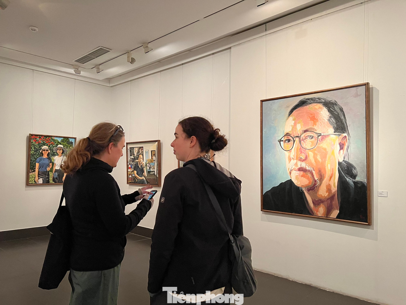 Hơn 50 năm qua, họa sĩ Phạm Luận đánh dấu từng chặng đường sáng tạo bằng 23 triển lãm cá nhân. Triển lãm đầu tiên tổ chức vào năm 1991 và triển lãm gần nhất mang tên Tíc Tắc Sài Gòn diễn ra năm 2022. Tranh của ông cũng có mặt tại nhiều bảo tàng và các bộ sưu tập cá nhân nổi tiếng trong nước và quốc tế.