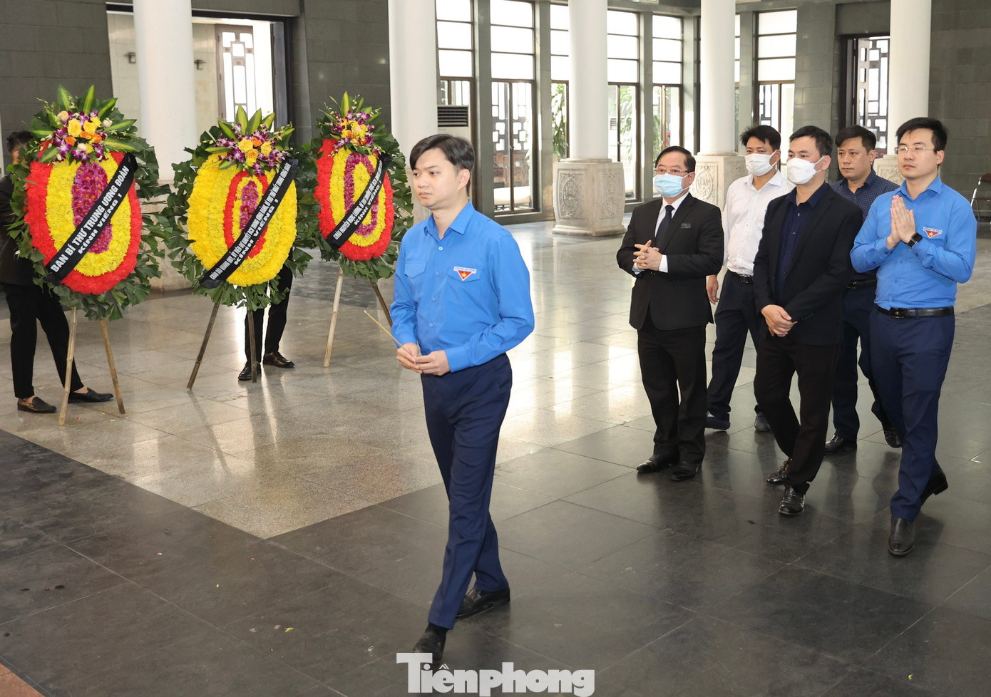 Bí thư thứ nhất T.Ư Đoàn Bùi Quang Huy và Bí thư thường trực Nguyễn Ngọc Lương gửi vòng hoa viếng họa sĩ Tôn Đức Lượng. Bí thư T.Ư Đoàn Nguyễn Minh Triết thay mặt Ban Bí thư T.Ư Đoàn tới viếng họa sĩ Tôn Đức Lượng. Họa sĩ Tôn Đức Lượng là một trong hai người được giao nhiệm vụ sáng tác mẫu huy hiệu Đoàn (sau mẫu của họa sĩ Huỳnh Văn Thuận được chọn và dùng cho đến nay). Ảnh: NHƯ Ý.