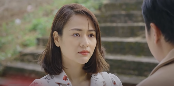 Hồng cảm động vì được Đạt quan tâm. Ảnh: CMH. Hồng cảm động vì được Đạt quan tâm. Ảnh: CMH.