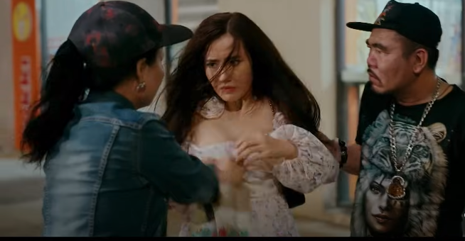 Nhung bị đánh ghen tơi tả. Ảnh: CMH. Nhung bị đánh ghen tơi tả. Ảnh: CMH.