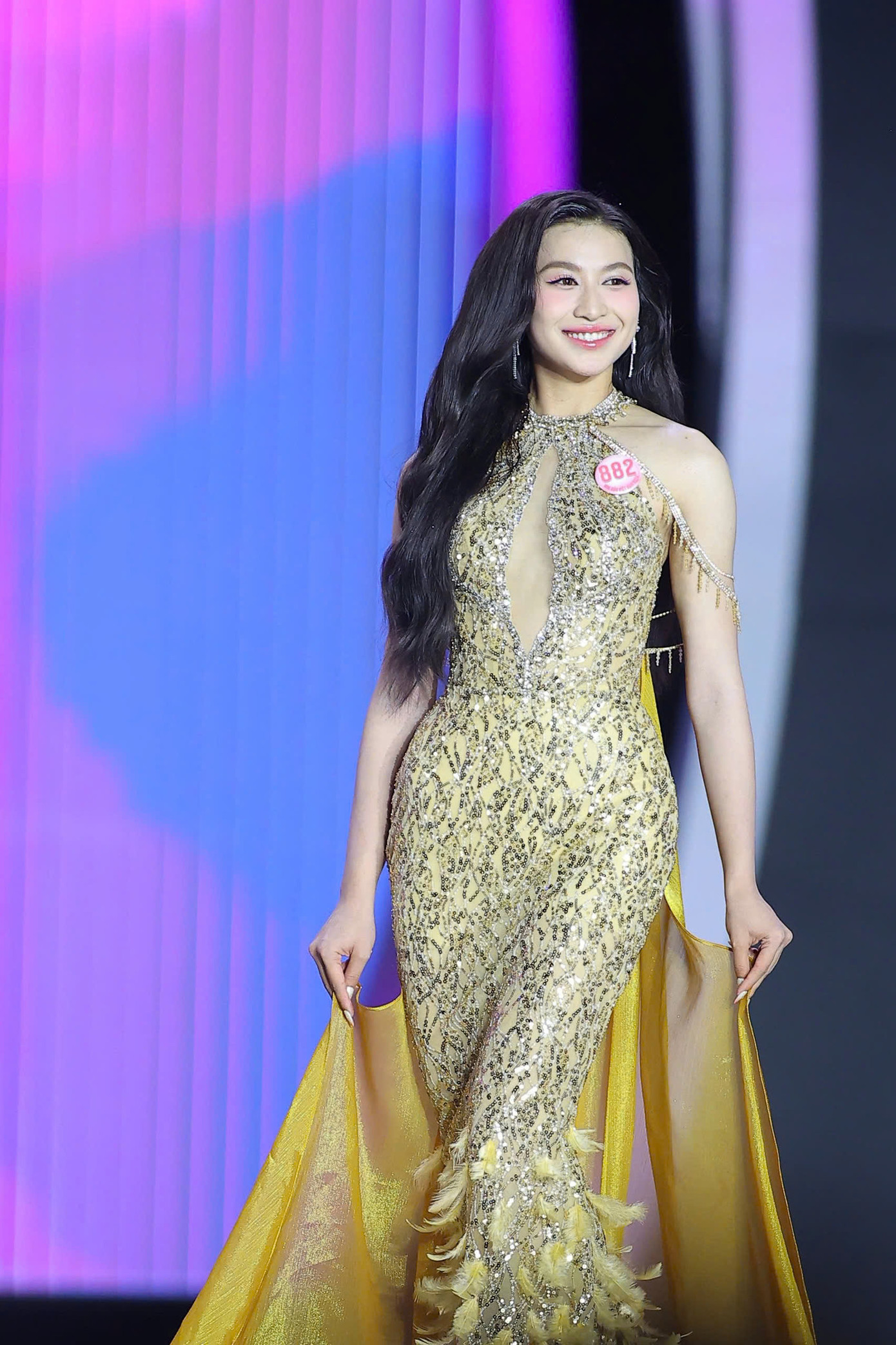 Thí sinh Phạm Thị Thanh Xuân xuất hiện trong những tiếng reo hò của người dân TP Huế.