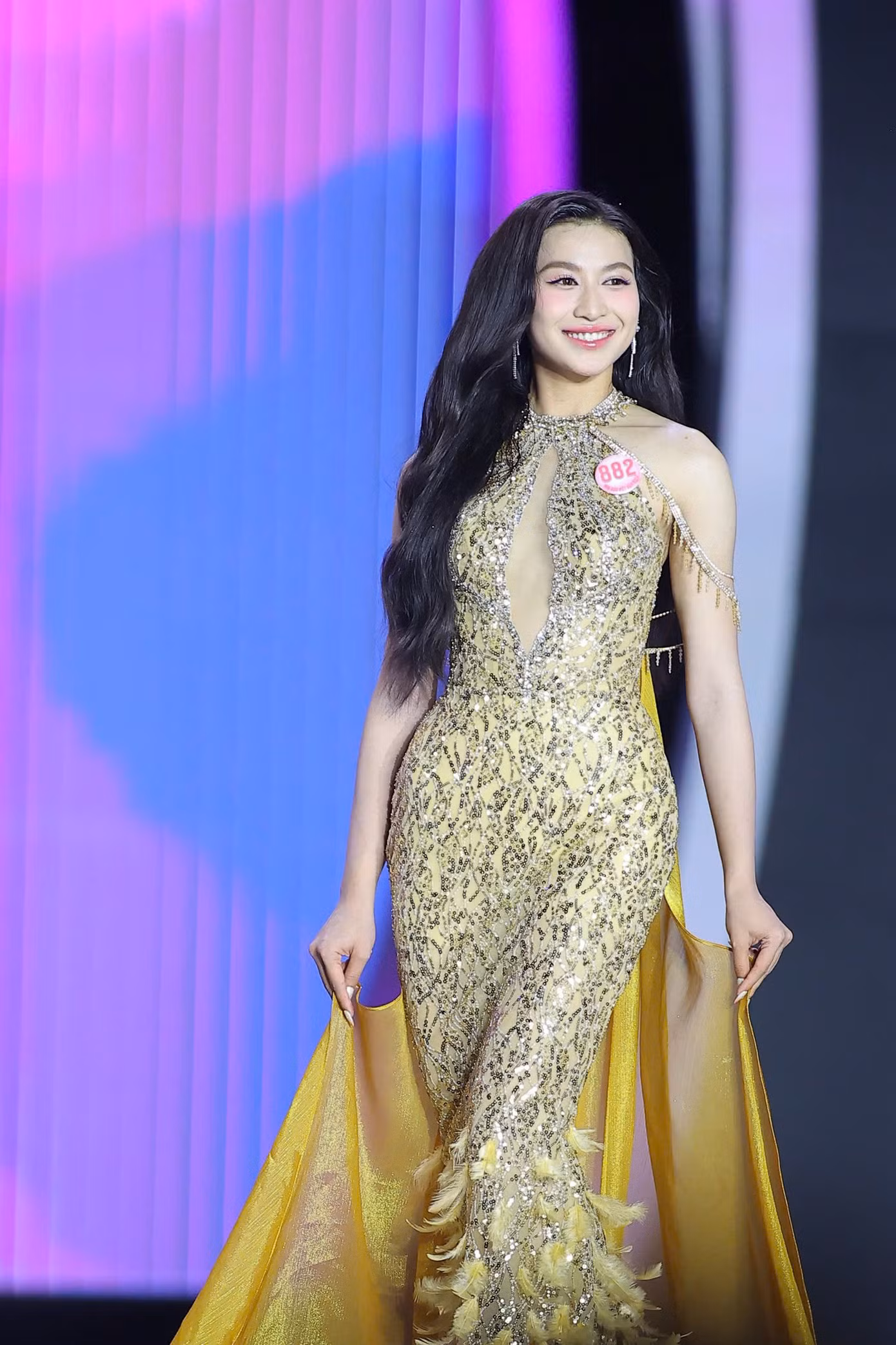 Thí sinh Phạm Thị Thanh Xuân xuất hiện trong những tiếng reo hò của người dân TP Huế.