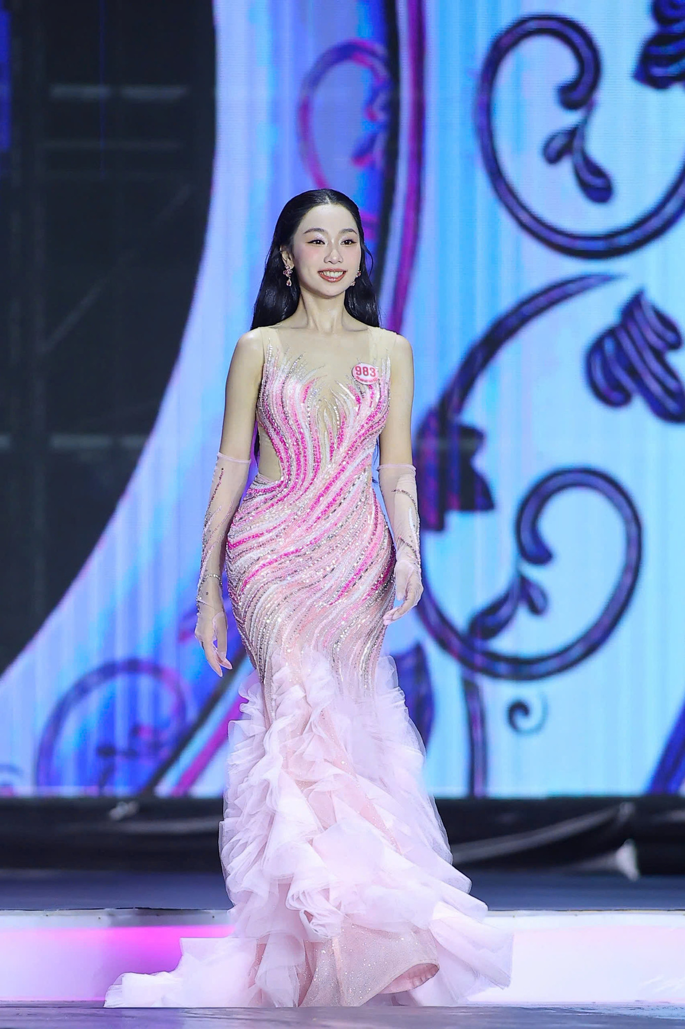 Thí sinh Phạm Thùy Dương catwalk trong phần thi dạ hội.