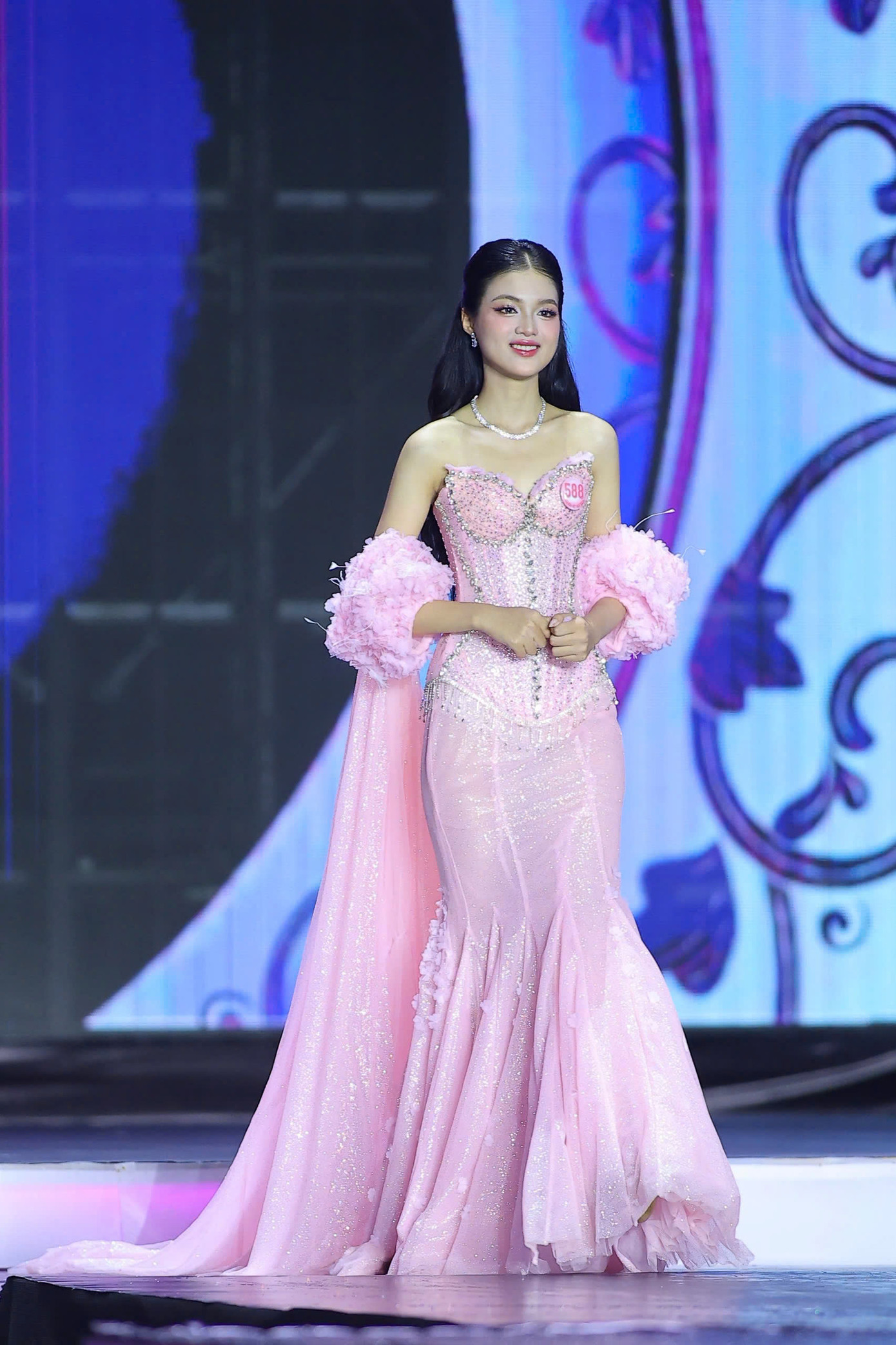 Thí sinh Trần Minh Thu có lợi thế về trình diễn trên sân khấu. Cô gái đến từ Kon Tum hiện là sinh viên Đại học Thương mại.