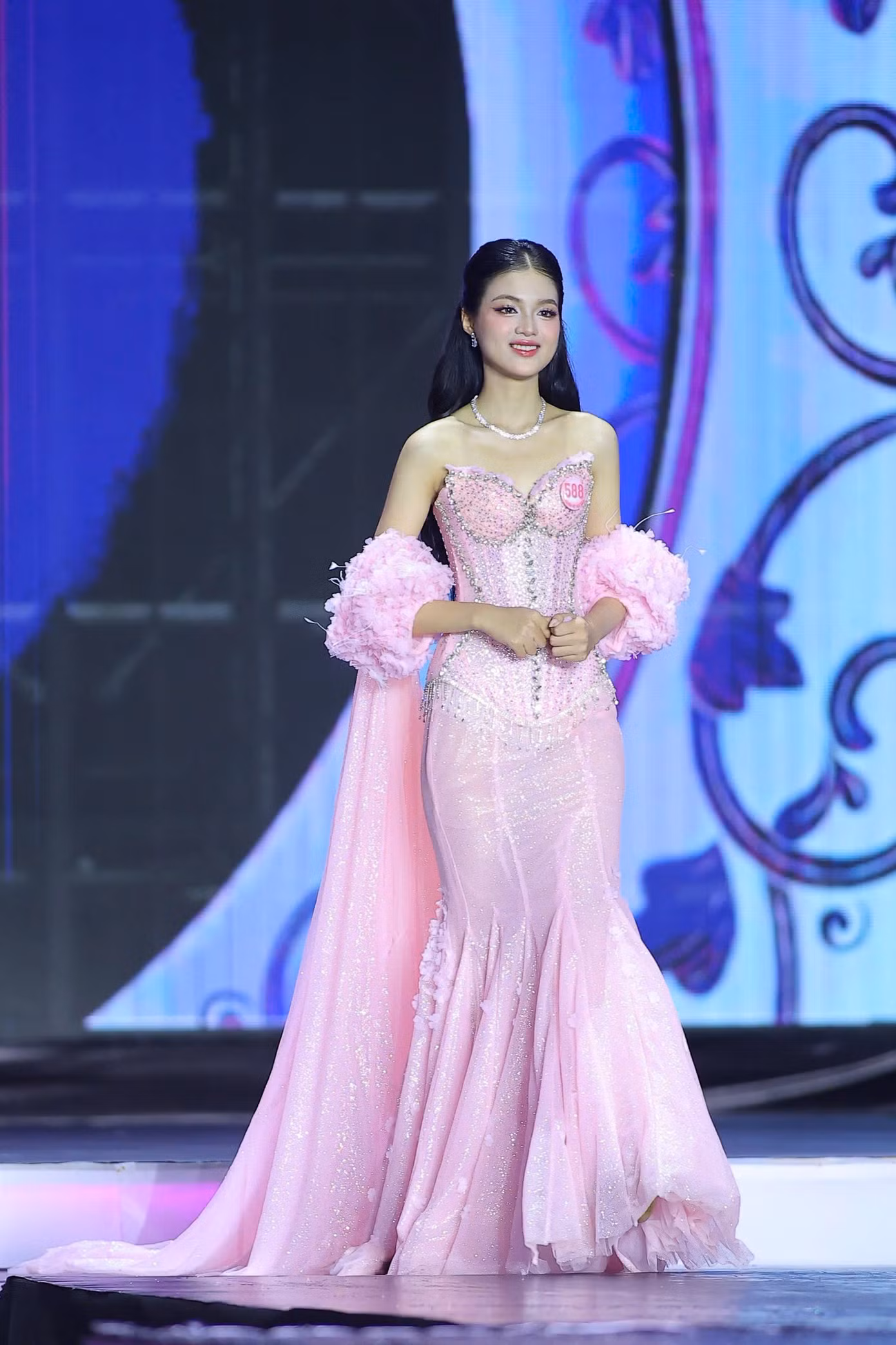 Thí sinh Trần Minh Thu có lợi thế về trình diễn trên sân khấu. Cô gái đến từ Kon Tum hiện là sinh viên Đại học Thương mại.