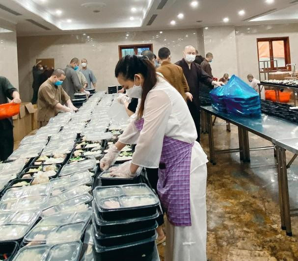 Phi Nhung đồng hành cùng bếp ăn từ thiện. Phi Nhung đồng hành cùng bếp ăn từ thiện.