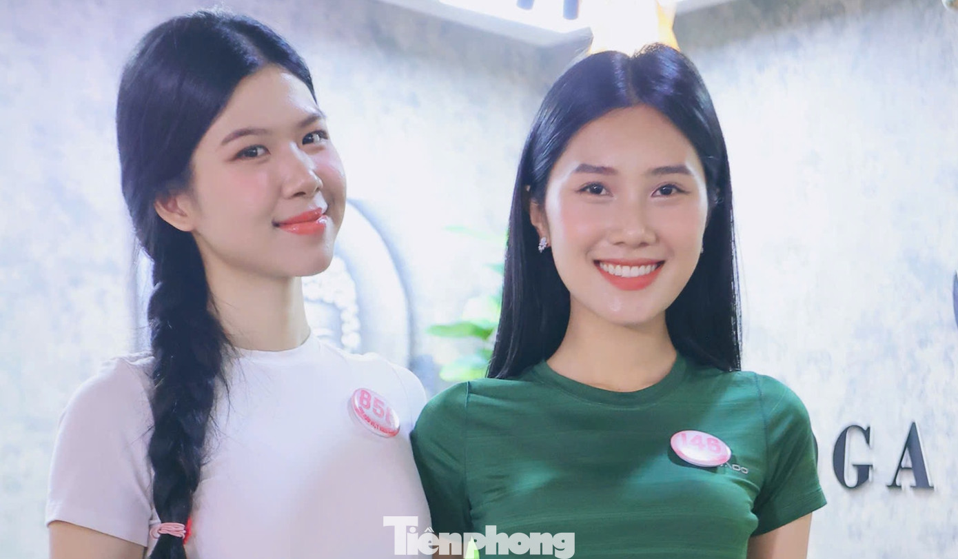 Thí sinh Đinh Hoàng Linh Đan (trái) và Bùi Thùy Nhiên. Linh Đan cho biết cô thích tập yoga, đặc biệt là bài tập giúp kiểm soát hơi thở.