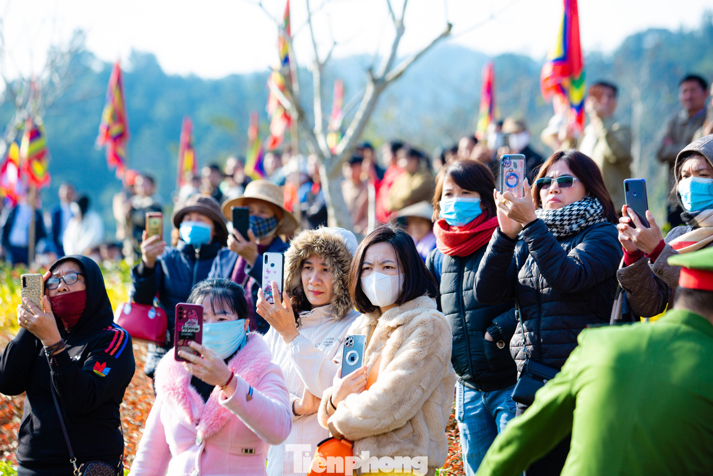 Du khách phấn khởi lưu lại hình ảnh, video của màn múa lân, múa rồng và các tiết mục văn nghệ. Ảnh: TRỌNG TÀI.
