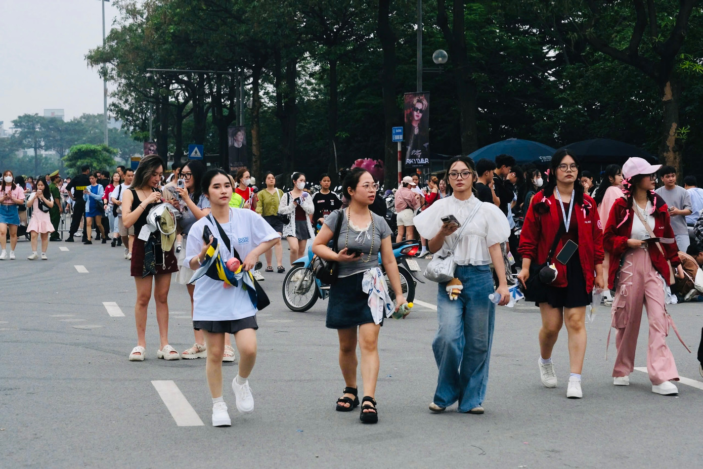 Ban tổ chức cũng cho biết thêm: &quot;Việc mua vé từ các nguồn không chính thống có thể dẫn đến rủi ro mua phải vé giả, vé đã qua sử dụng, hoặc vé bị thu hồi, gây thiệt hại trực tiếp đến quyền lợi của chính quý khách hàng&quot;.