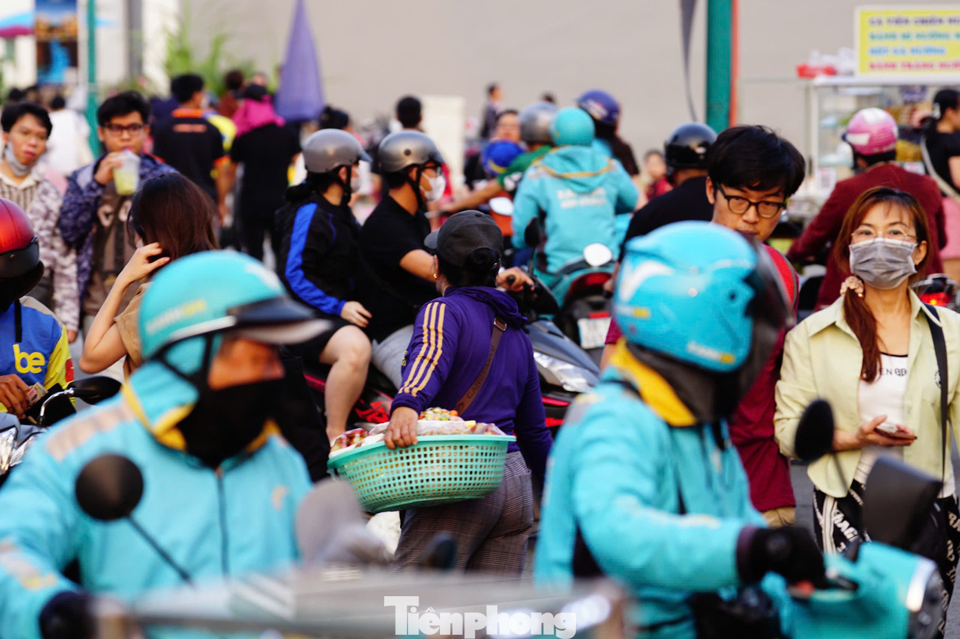 Ban tổ chức thông báo đúng 18h30, chương trình ngừng check-in. Buổi diễn bắt đầu từ 19h. Các trường hợp khán giả tới sau 18h30 sẽ được check in sau 19h45.