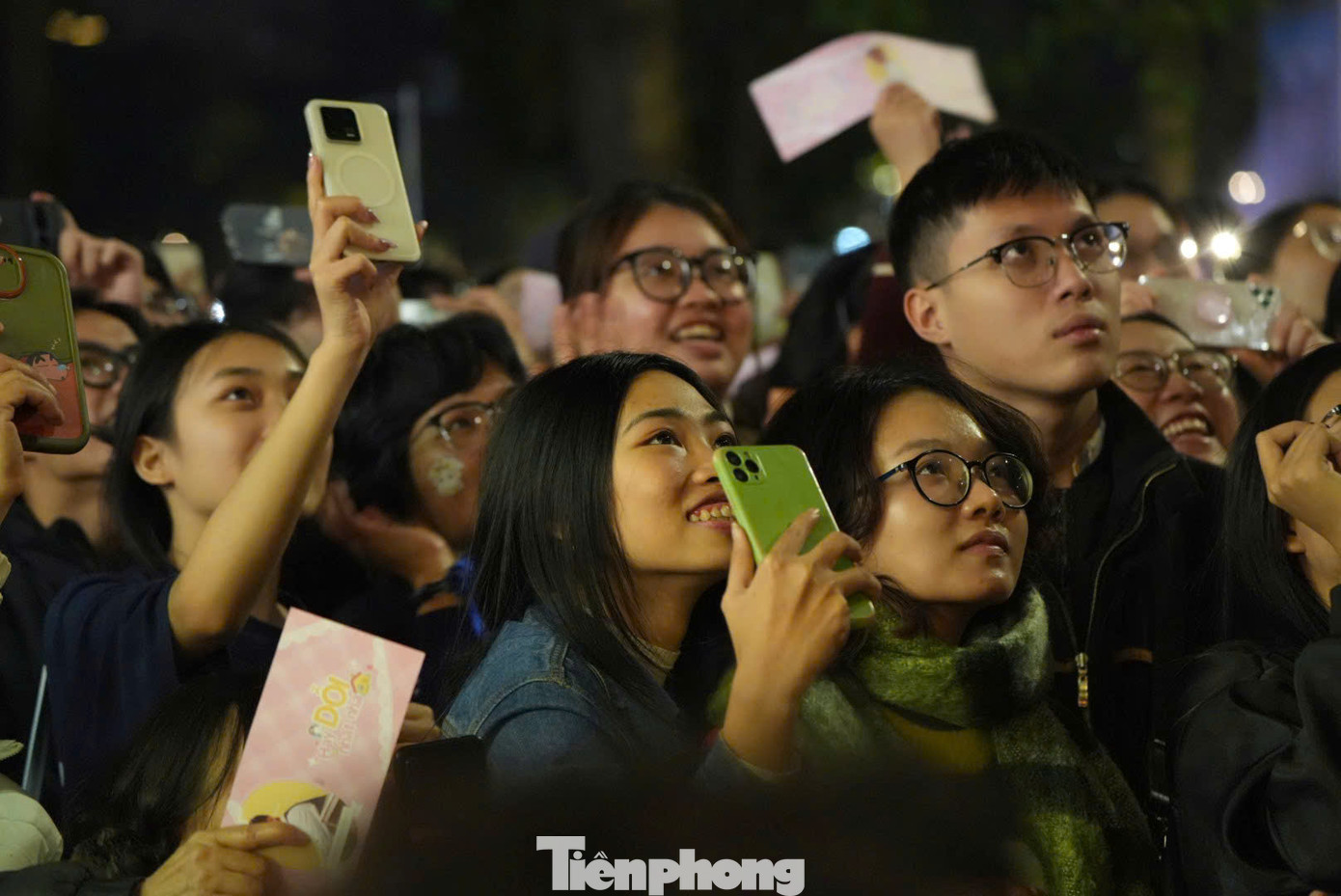 Sự kiện được tổ chức chỉn chu, khán giả đứng thành bốn khu vực từ F1 đến F4. Từ 18h30, hàng chục tình nguyện viên có mặt để hỗ trợ người hâm mộ. Đúng 19h, ca sĩ Tuấn Hưng xuất hiện và trình diễn ca khúc mở màn.