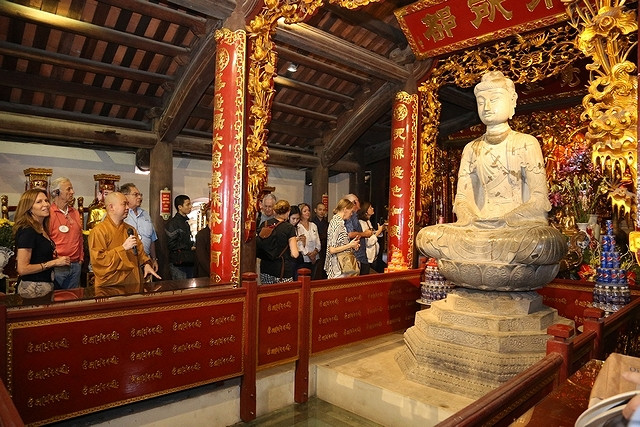 Chùa Phật Tích nằm ở xã Phật Tích, huyện Tiên Du (Bắc Ninh), có 7 gian tiền đường để đón tiếp khách, 5 gian bảo thờ Phật, đức A di đà cùng các vị tam thế, 8 gian nhà Tổ và 7 gian nhà thờ Mẫu.