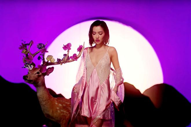 Sản phẩm âm nhạc này đã giúp nữ ca sĩ sinh năm 1989 góp mặt trong Spotify EQUAL Playlist, đồng thời đưa cô trở thành nghệ sĩ Việt Nam đầu tiên được vinh danh ở Quảng trường Thời Đại ở lĩnh vực âm nhạc vào ngày 30/4/2021. Sản phẩm âm nhạc này đã giúp nữ ca sĩ sinh năm 1989 góp mặt trong Spotify EQUAL Playlist, đồng thời đưa cô trở thành nghệ sĩ Việt Nam đầu tiên được vinh danh ở Quảng trường Thời Đại ở lĩnh vực âm nhạc vào ngày 30/4/2021.